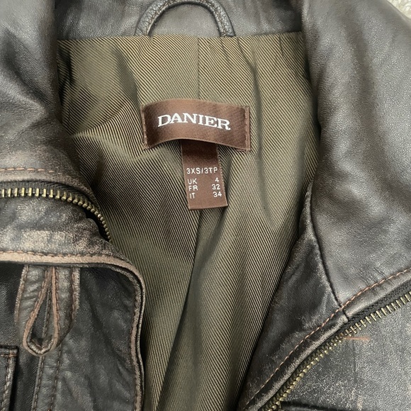 Beautiful Leather Jacket - Picture 4 of 4